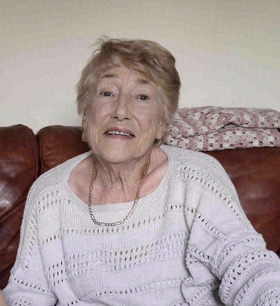 Maureen (née Leslie) REYNOLDS